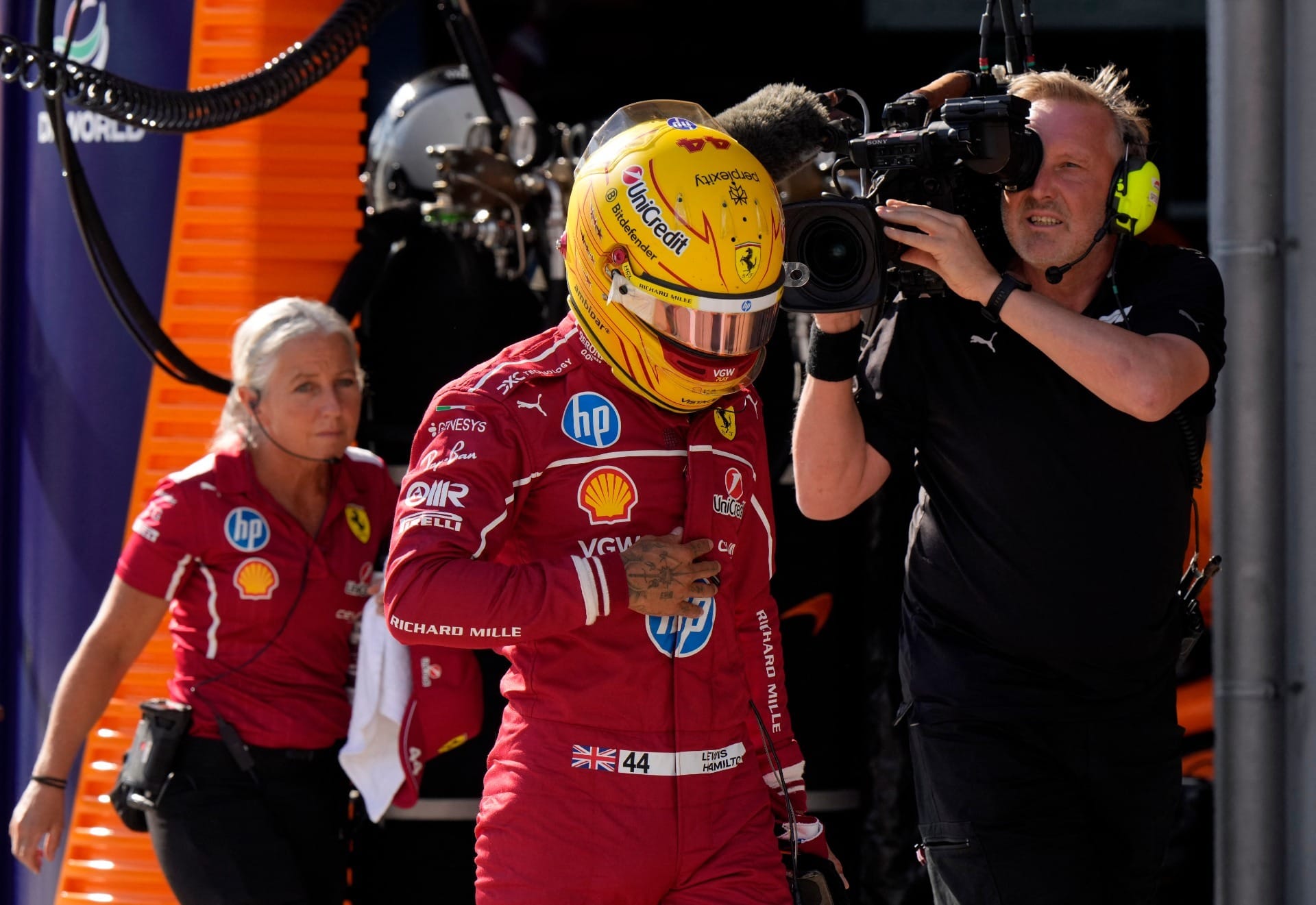 "Devastado", diz Hamilton após classificação frustrante em estreia pela Ferrari na Itália