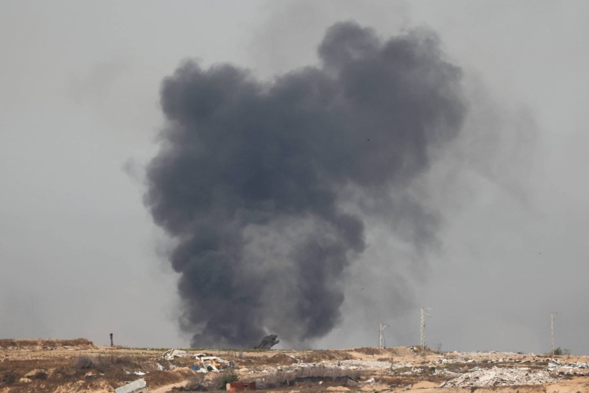 Novos ataques do exército de Israel deixou pelo menos 75 mortos e mais de 50 feridos em Gaza