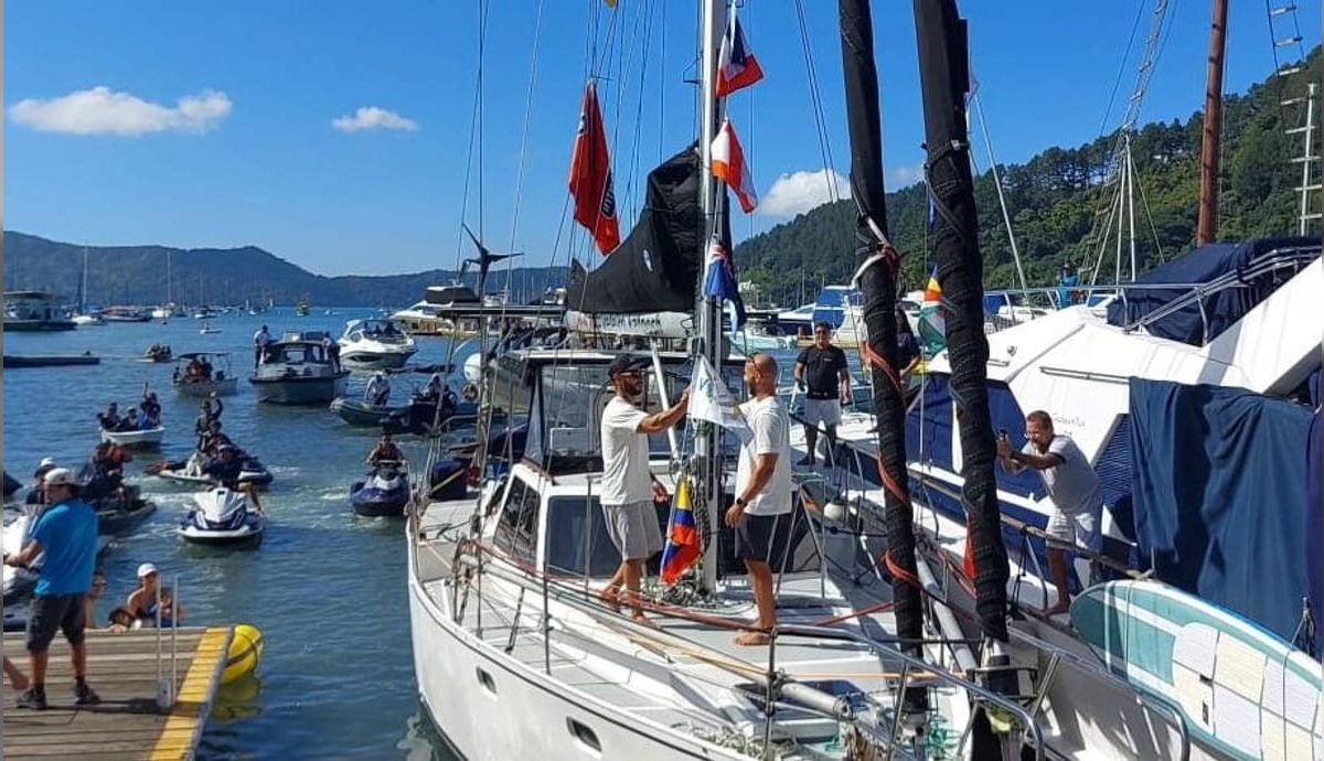 Irmãos chegam a Ubatuba após completarem volta ao mundo em veleiro