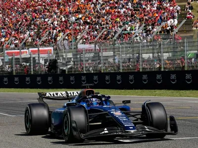 Albon chega em 5º e admite frustração por ausência no pódio: "azar com o Safety Car"