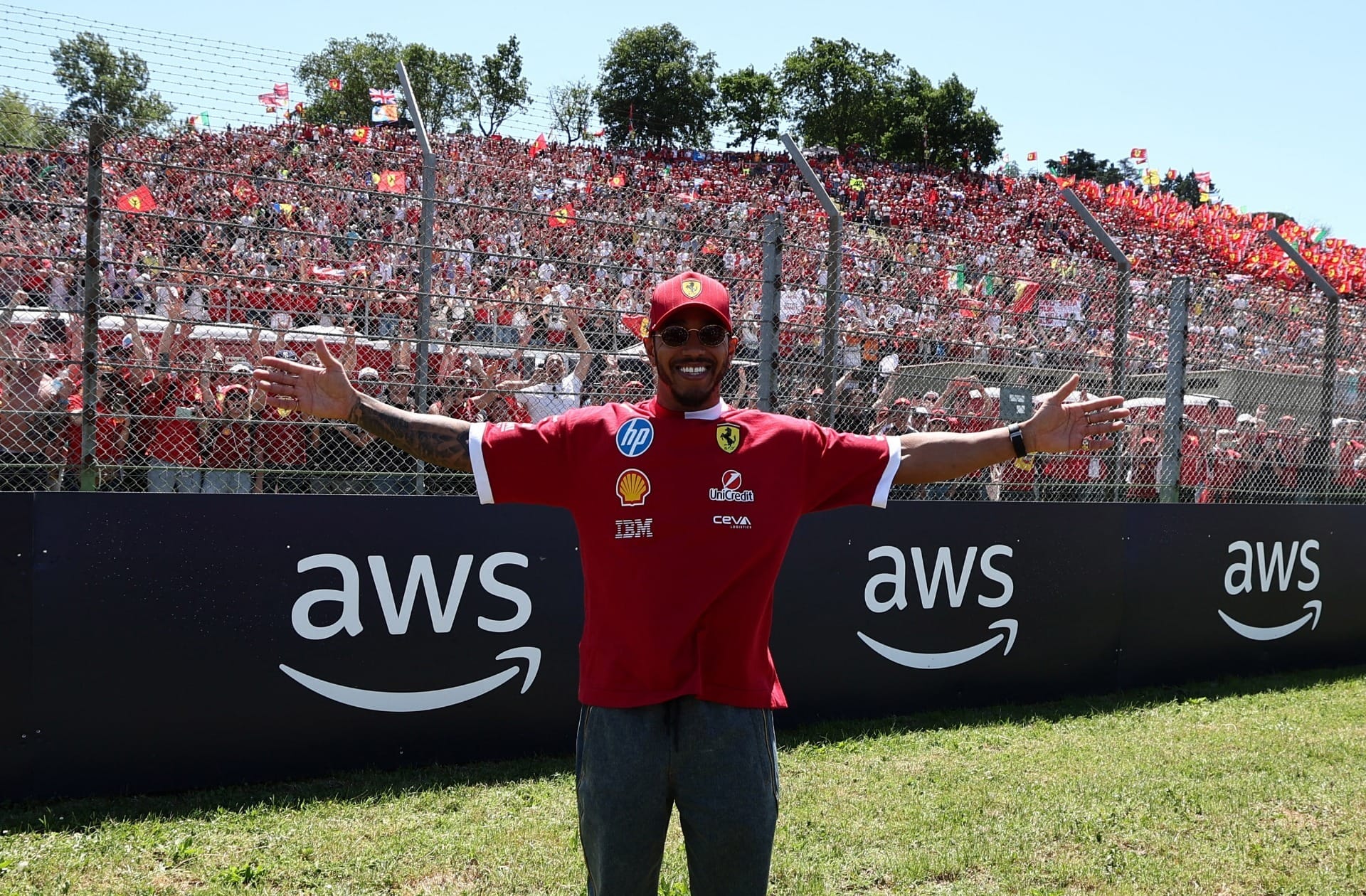 Hamilton se empolga com os tifosi na Itália, lembra infância e cita Rubinho na Ferrari