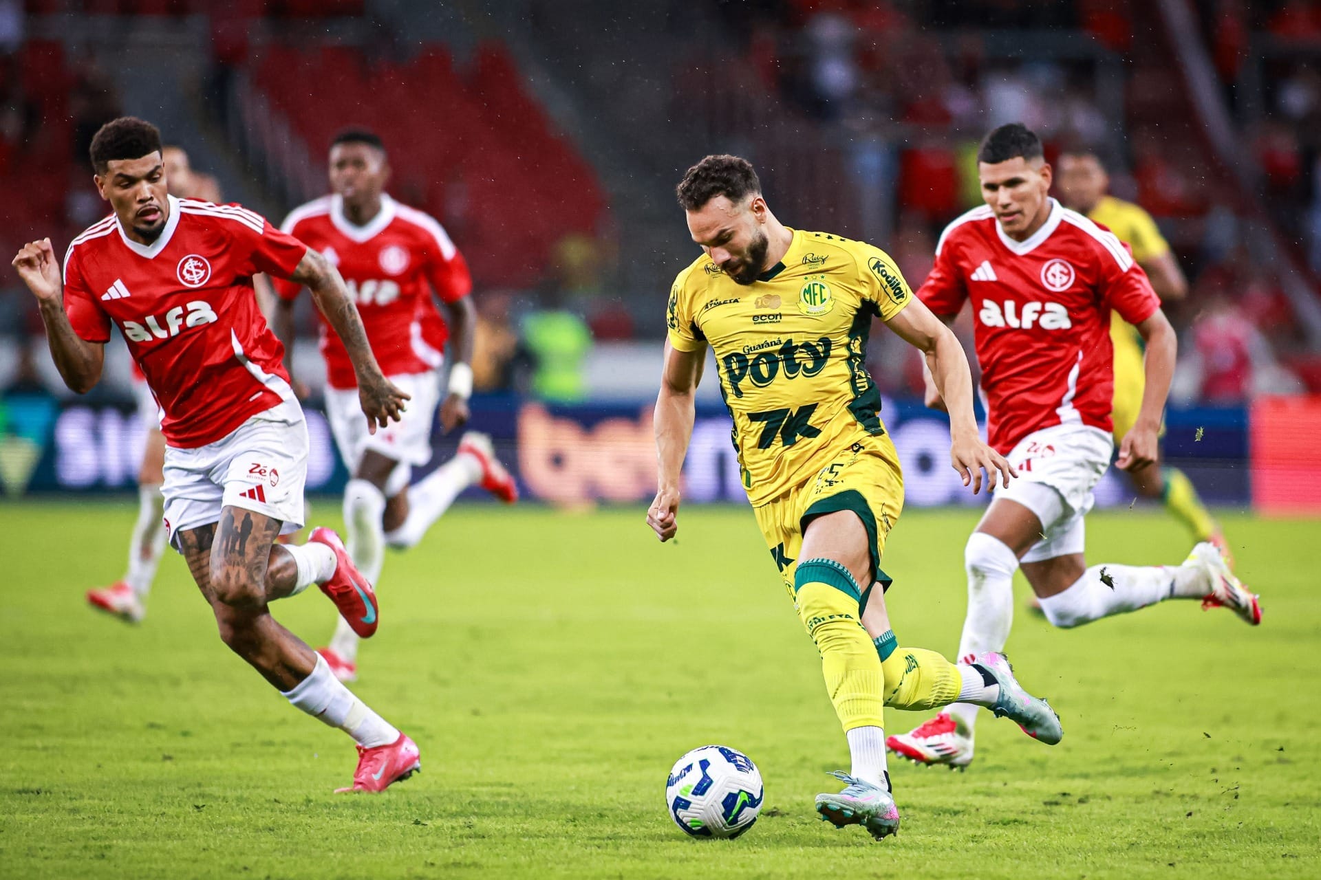 Mirassol and Internacional players in action during a previous match