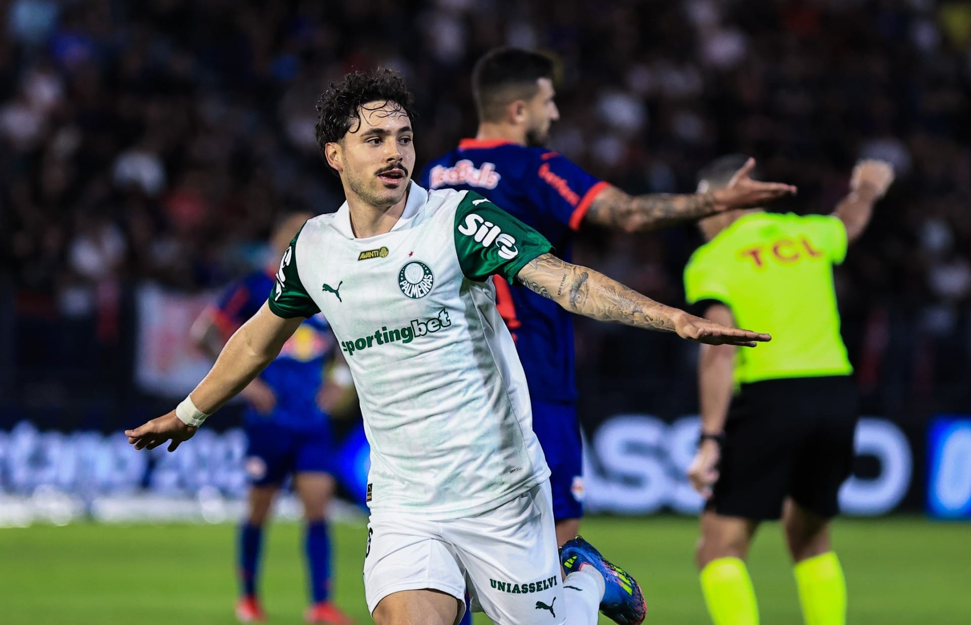 Palmeiras é resiliente, vira sobre Red Bull Bragantino e mantém liderança do Brasileirão