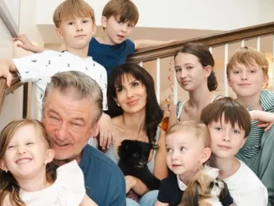 Alec Baldwin e esposa reúnem os 7 filhos em foto