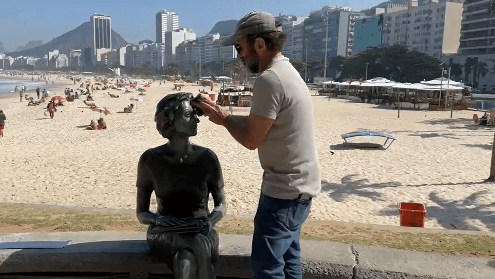 Estátua de Clarice Lispector é restaurada no Leme com tecnologia imersiva