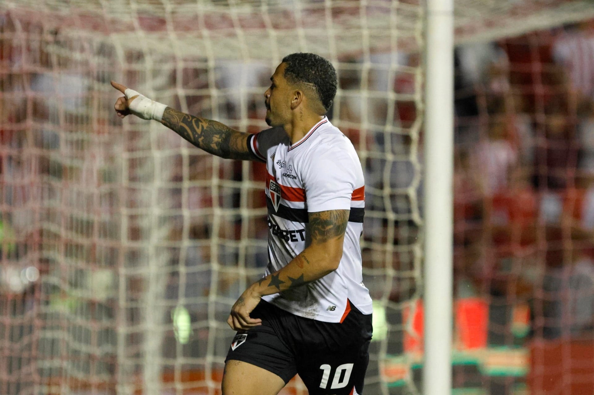 São Paulo sofre com gramado ruim, mas bate o Náutico e avança na Copa do Brasil