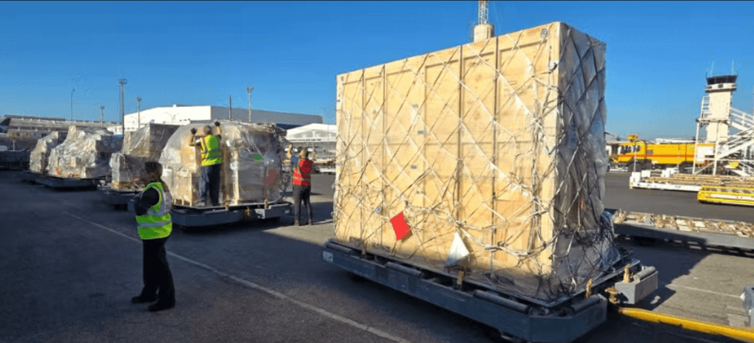 Novo supercomputador do Inpe chega ao Brasil e desembarca em São José