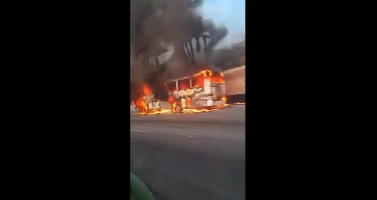 Vídeo: ônibus pega fogo e provoca rastro de chamas na rodovia Anhanguera, em SP