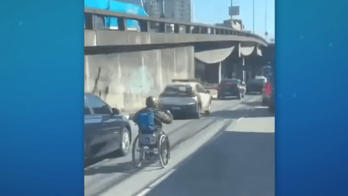 Homem é flagrado circulando com cadeira de rodas motorizada em avenida no RJ