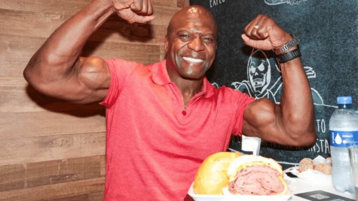 Veja todas as comidas que Terry Crews provou no Mercadão de São Paulo