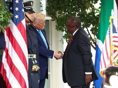 Trump apresenta vídeos de ‘genocídio branco’ para presidente da África do Sul