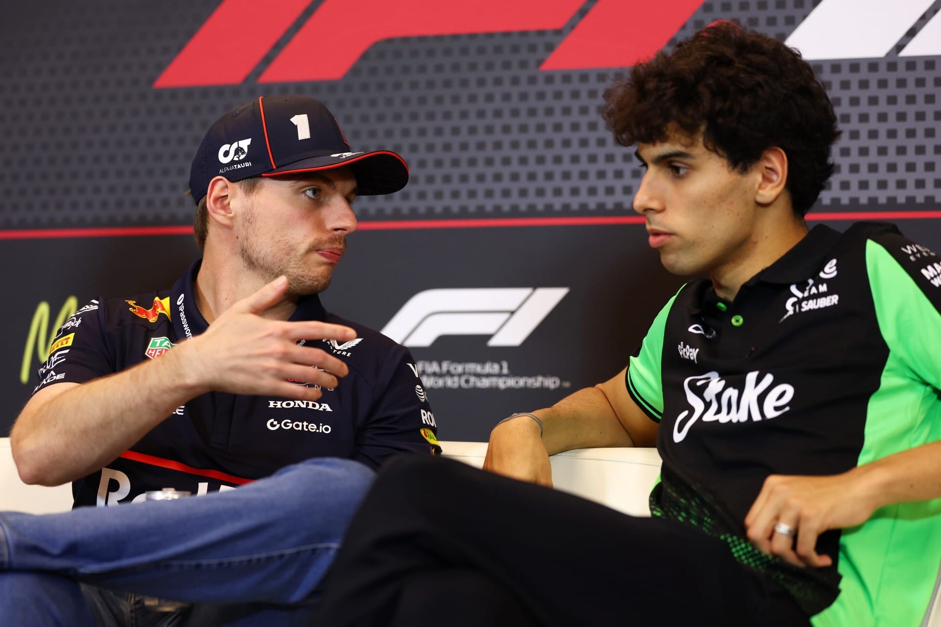 Entrevista coletiva do GP de Mônaco tem brincadeiras entre Verstappen e Bortoleto