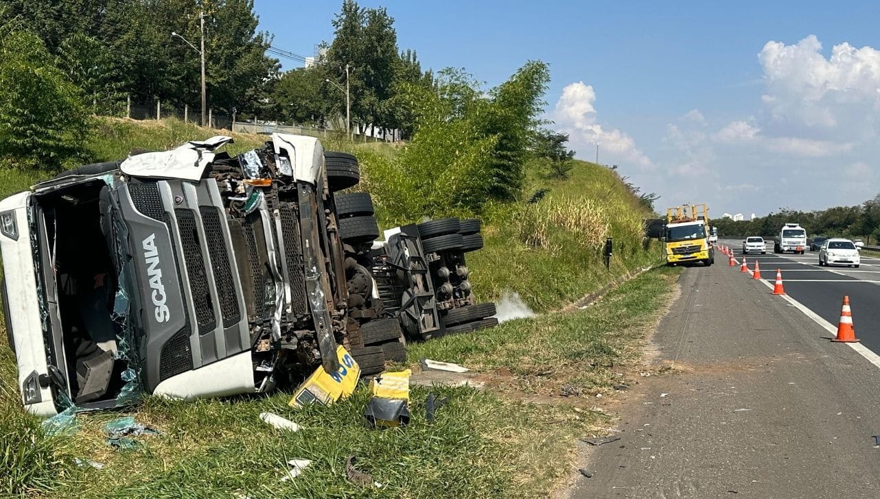 Carreta com 11 toneladas de nitrogênio tomba em rodovia de Campinas após bater em ônibus