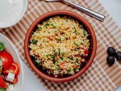 Sobras de arroz ficam deliciosas no forno e vão bem com qualquer acompanhamento
