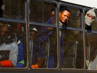 Grupo de 260 trabalhadores que estava preso em mina de ouro na África do Sul é resgatado