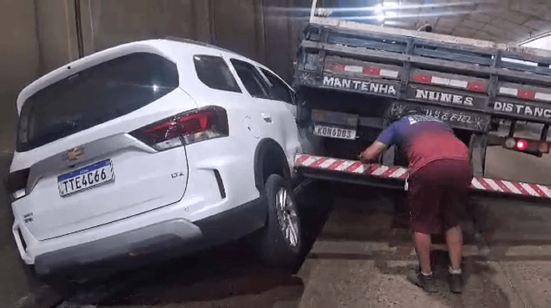 Túnel Santa Bárbara é liberado após acidente e passageiros cruzam via a pé