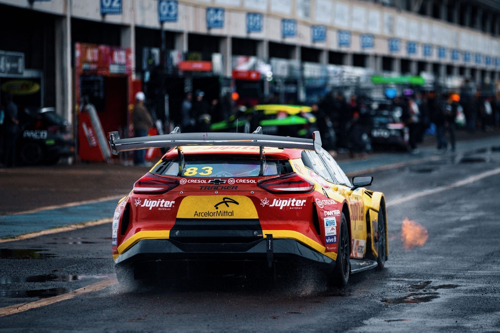 Stock Car acelera pela primeira vez com novos SUVs em asfalto molhado