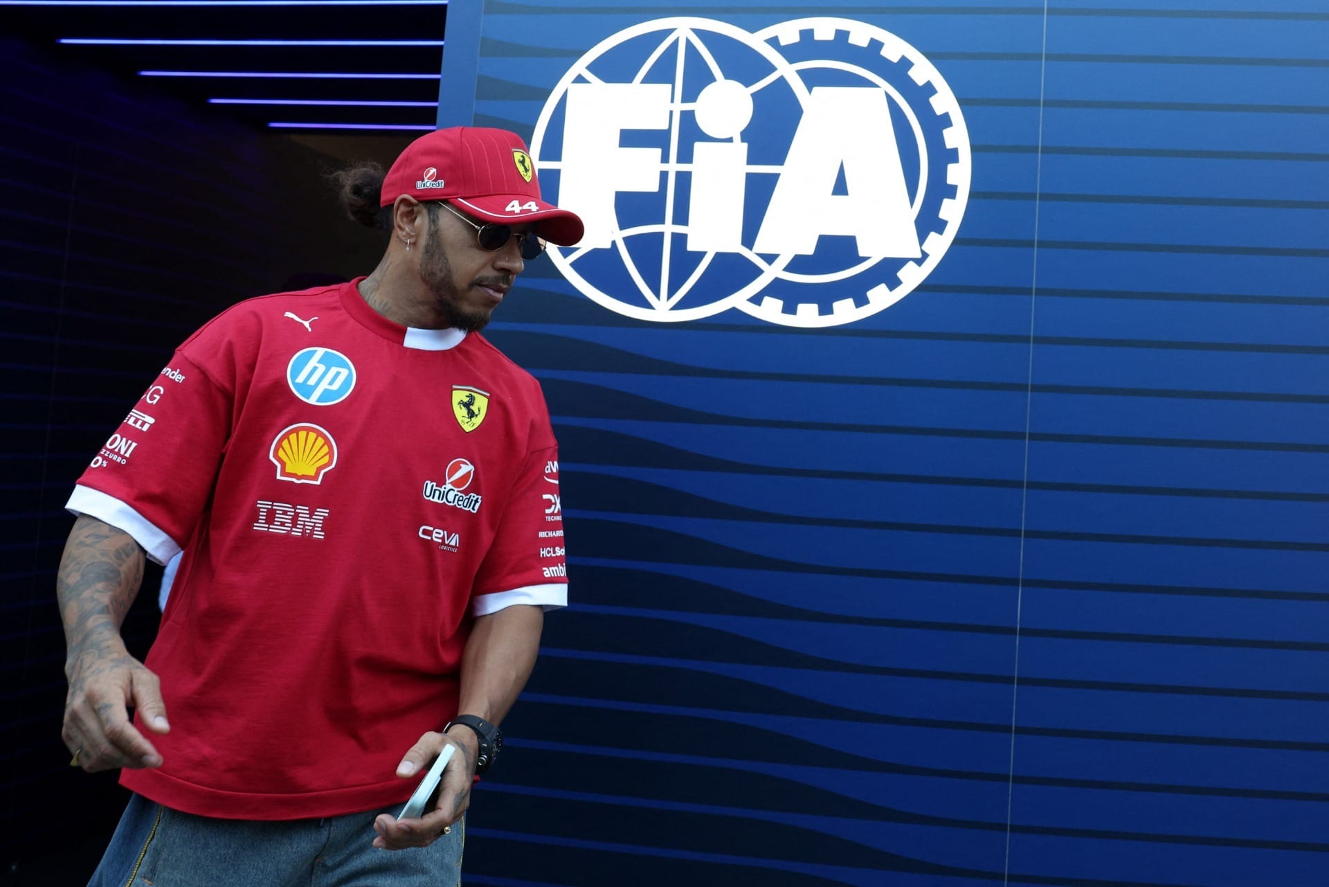 Hamilton minimiza falha de comunicação e exalta experiência com a Ferrari em Mônaco