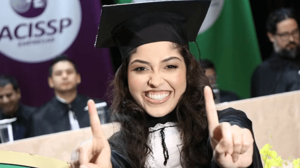 Aluna viraliza nas redes depois de se formar sozinha na faculdade