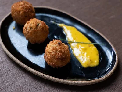 Bolinho de feijão fradinho com vinagrete sobre massa de pastel e maionese de missô | Band Receitas