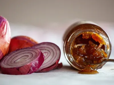 Cebola caramelizada finaliza qualquer prato; faça compota para a semana toda