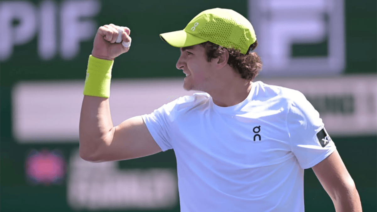 João Fonseca aplica 'pneu', vira na estreia em Eastbourne e fatura 1ª vitória na grama