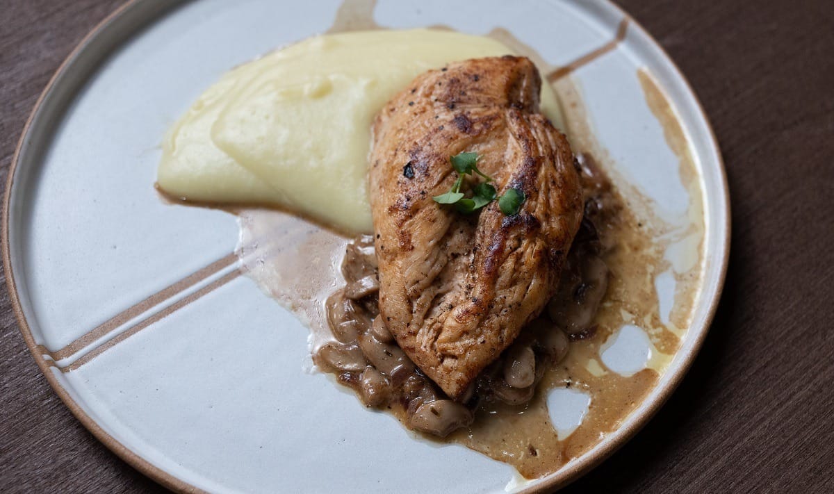 Peito de frango com cogumelos flambados no conhaque e mousseline de batata | Band Receitas