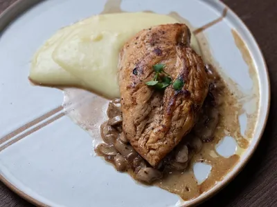Peito de frango com cogumelos flambados no conhaque e mousseline de batata | Band Receitas
