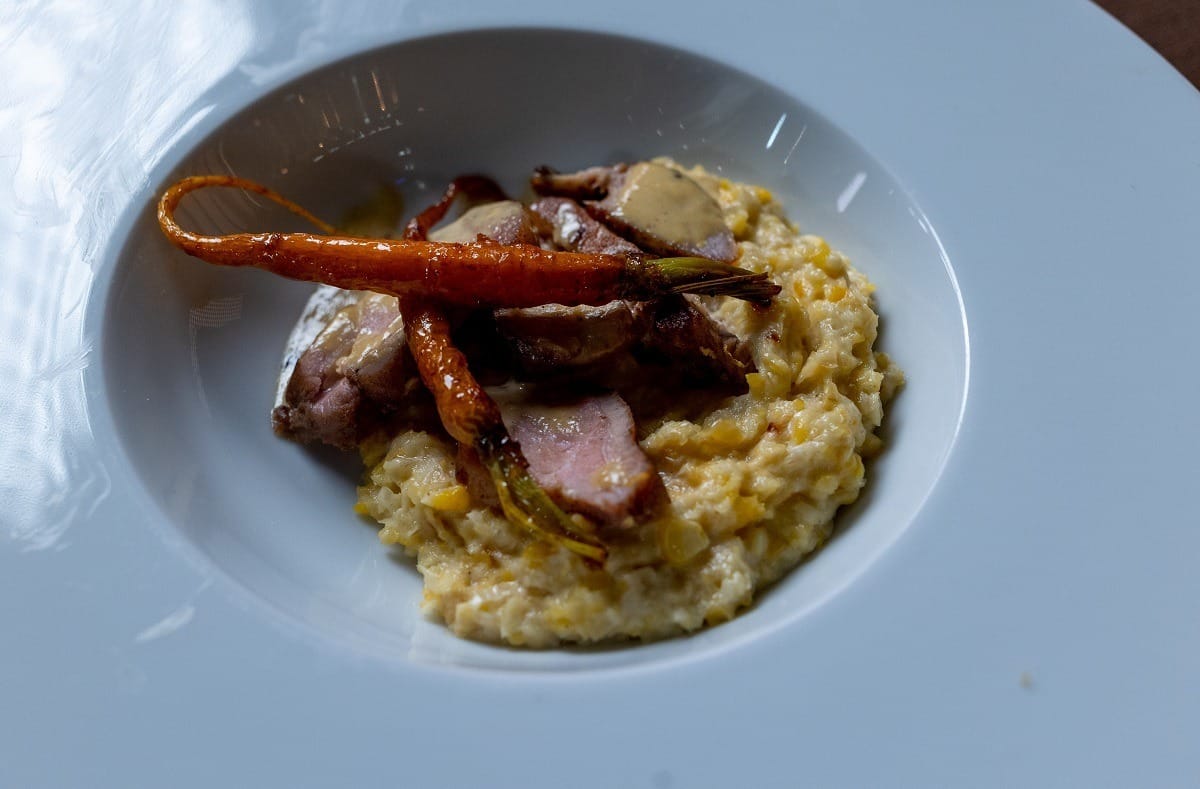 Purê de milho tostado com suan suíno na manteiga de ervas, cenoura caramelizada no suco de laranja e molho de mostarda | Band Receitas