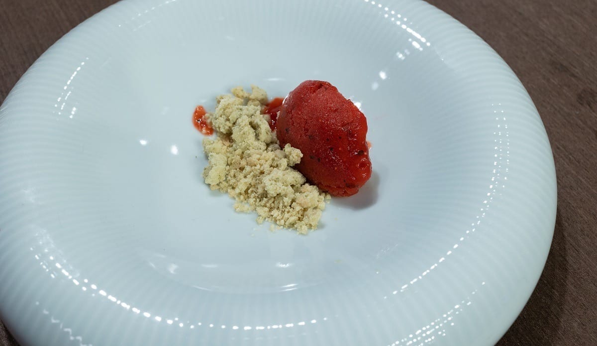 Sorbet de morango com manjericão, crumble e azeite de manjericão | Band Receitas