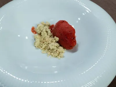 Sorbet de morango com manjericão, crumble e azeite de manjericão | Band Receitas