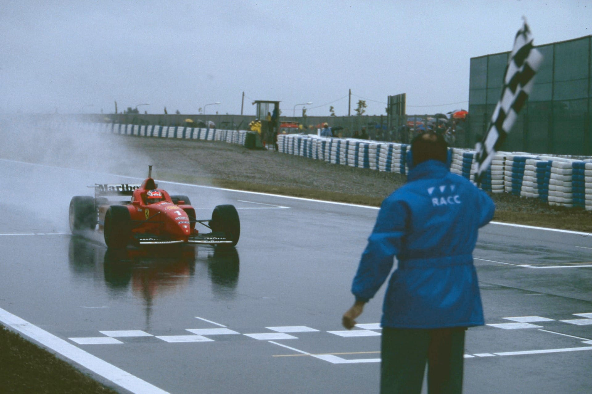 Schumacher recebe a bandeirada no GP da Espanha de 1996