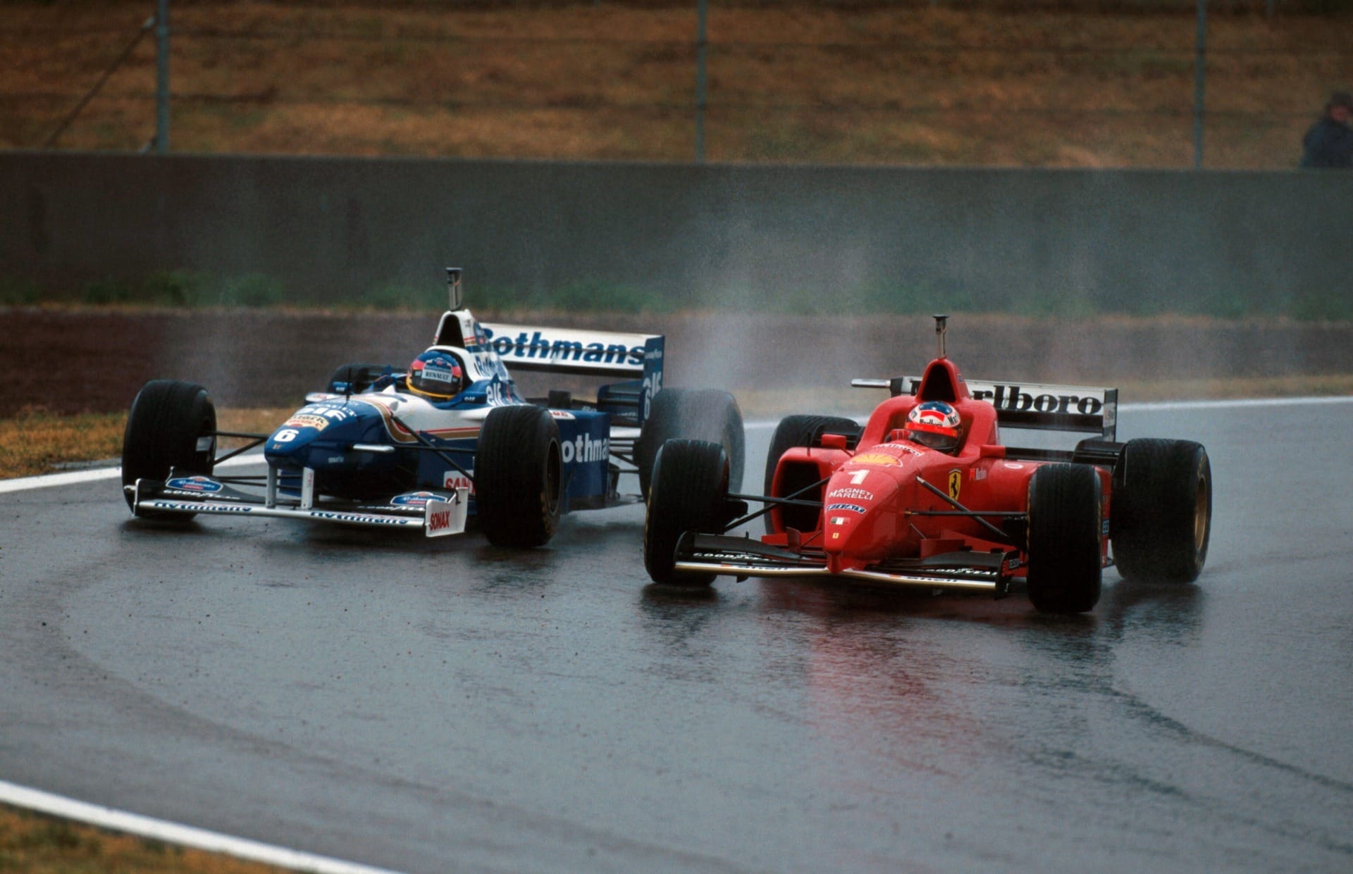 Schumacher ultrapassa Villeneuve durante o GP da Espanha de 1996