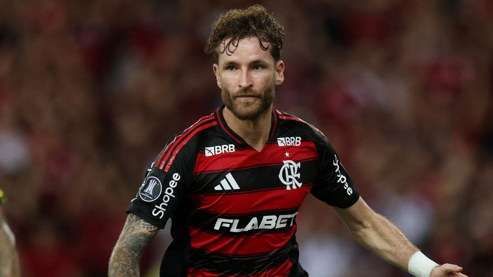 Léo Pereira critica invasão de torcedores em ônibus do Flamengo: ‘Pode machucar alguém’