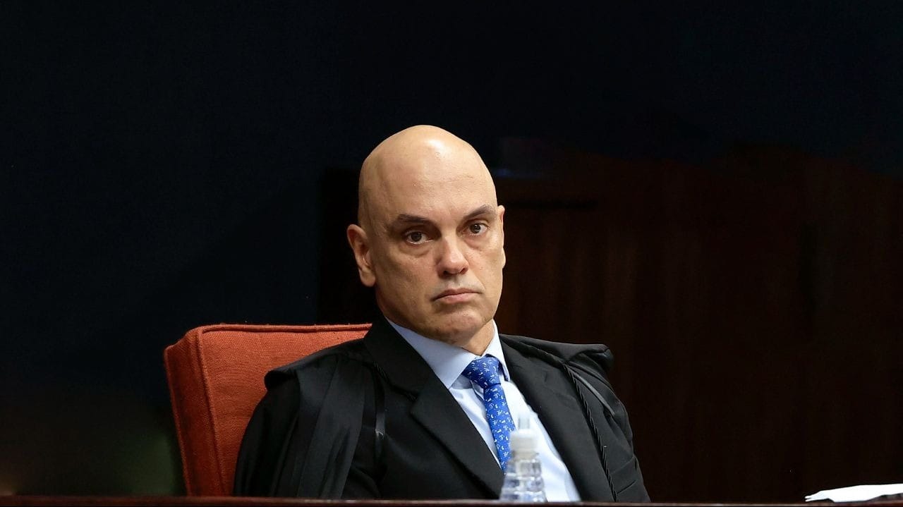 Moraes abre julgamento dizendo que Brasil tem democracia forte e que a omissão deixa cicatrizes