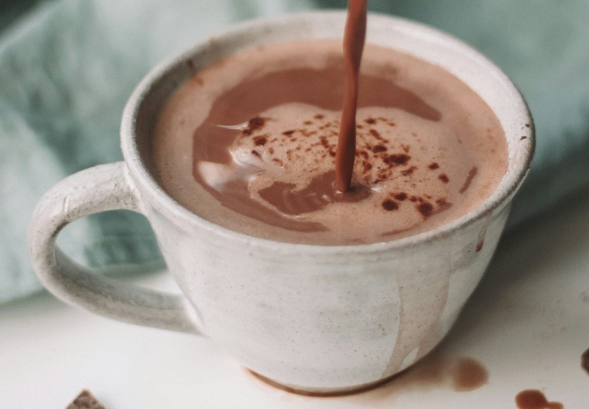 Como fazer chocolate quente? Duas versões para te aquecer neste inverno