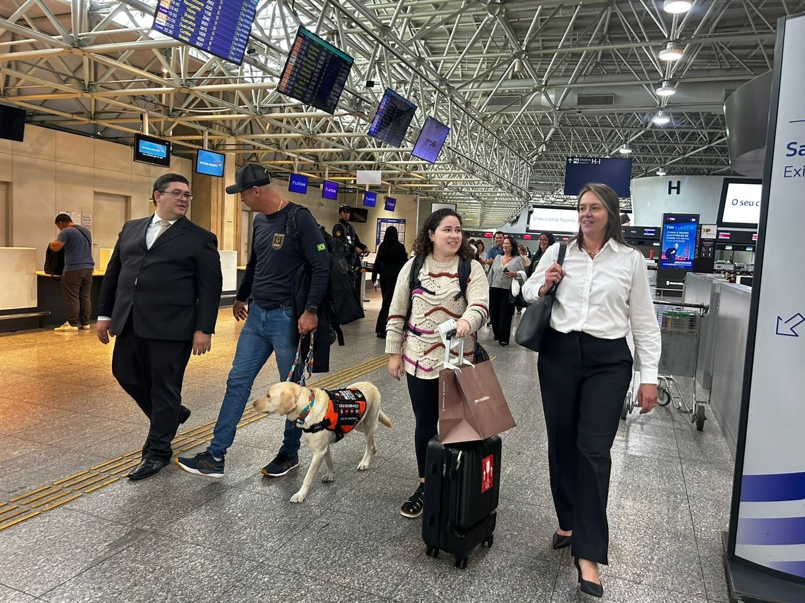 Após 50 dias de impasses, cão de serviço embarca para reencontrar menina em Portugal