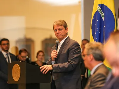 Tarcísio sanciona lei que autoriza prefeituras a decidirem sobre veto ou liberação de mototáxi