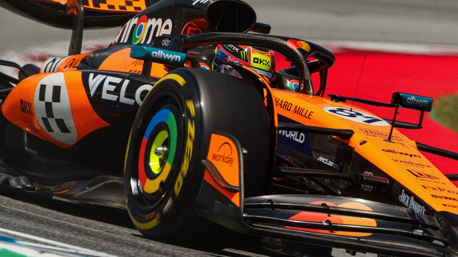 Piastri lidera dobradinha da McLaren no terceiro treino do GP da Espanha; Bortoleto é 11º