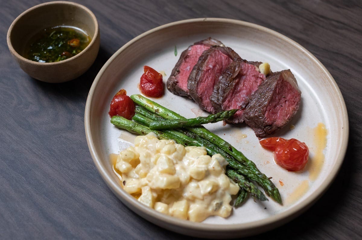 Bife de tira grelhado com maionese de batata e aspargos grelhados | Band Receitas
