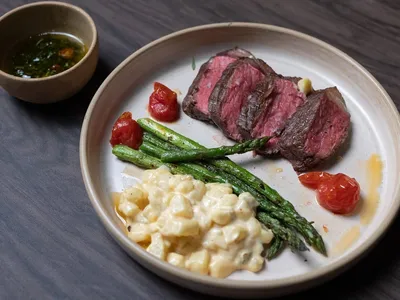 Bife de tira grelhado com maionese de batata e aspargos grelhados | Band Receitas