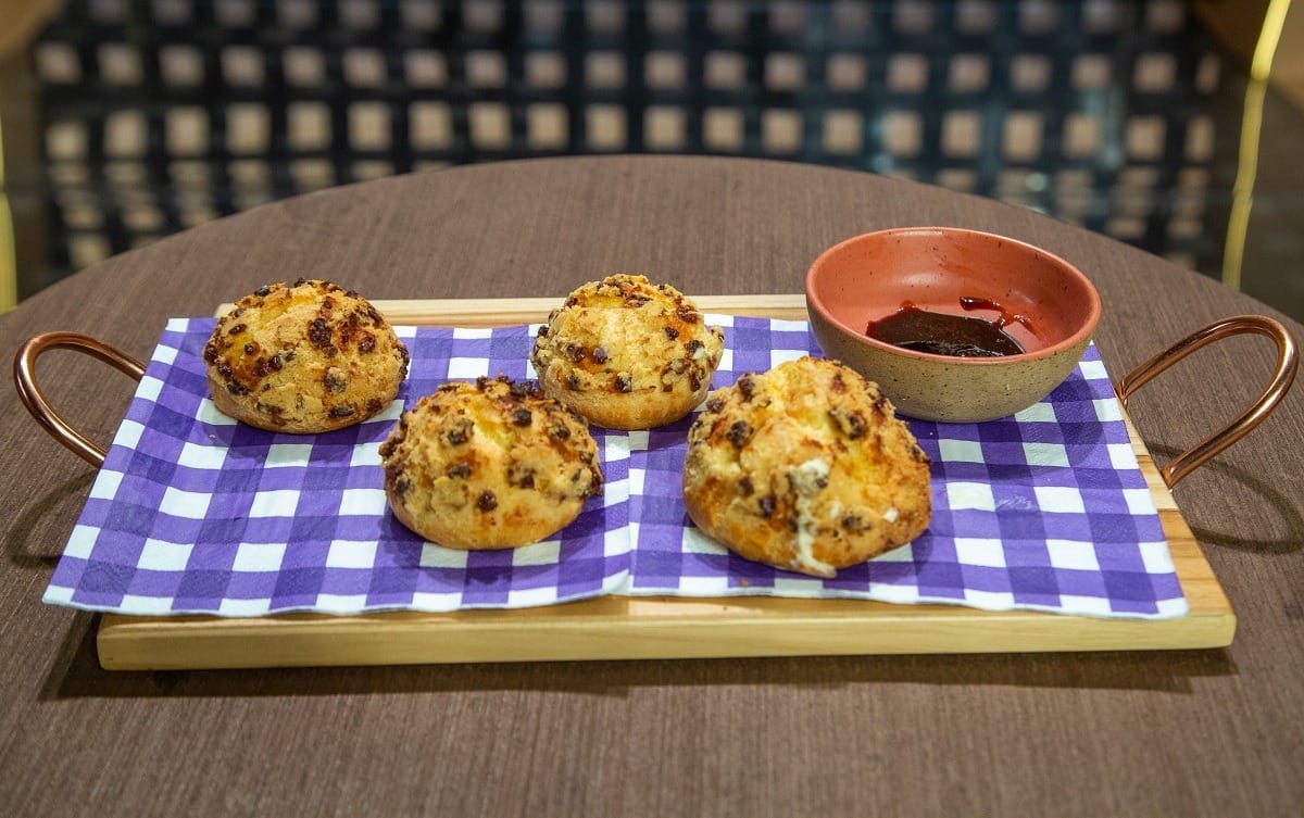 Choux craquelin de nibs de cacau com creme de queijo e bacon caramelizado | Band Receitas