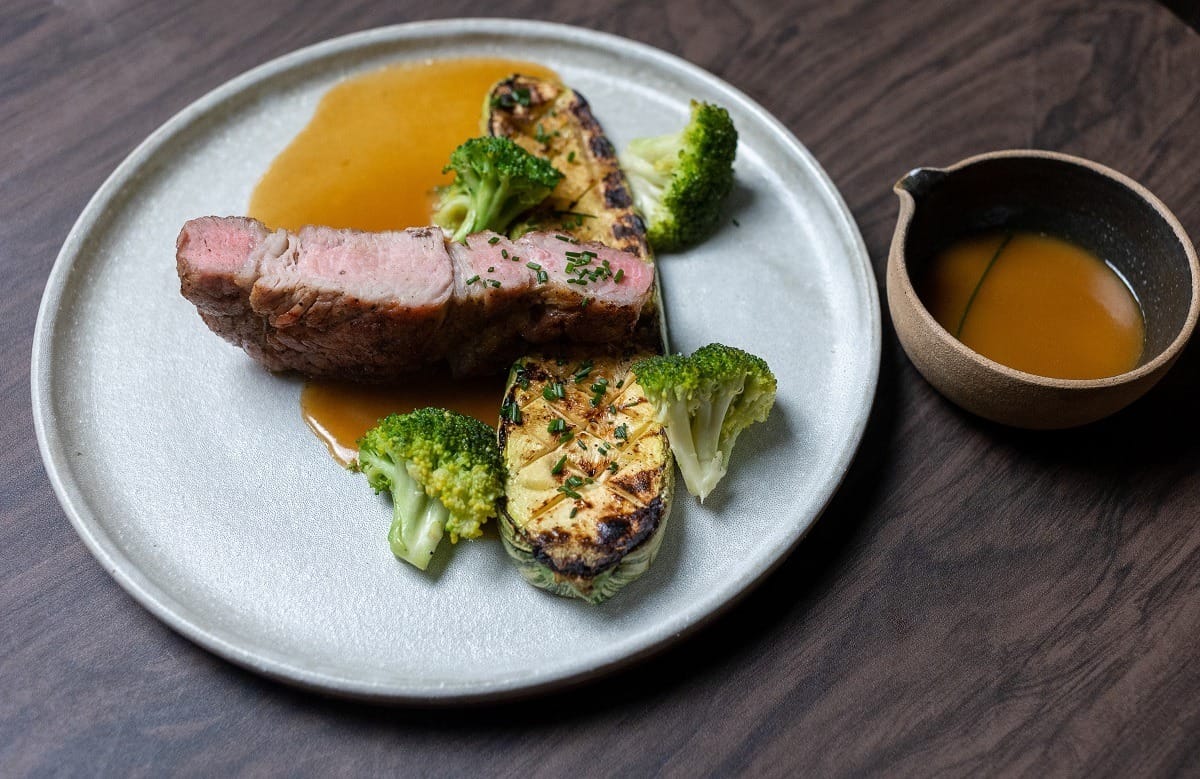 Copa-lombo na brasa ao molho oriental de mel e laranja com legumes braseados | Band Receitas