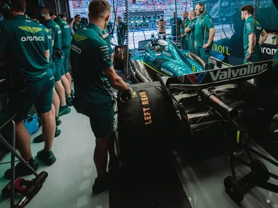 Stroll se irrita após eliminação e danifica equipamentos da Aston Martin, diz site; equipe nega