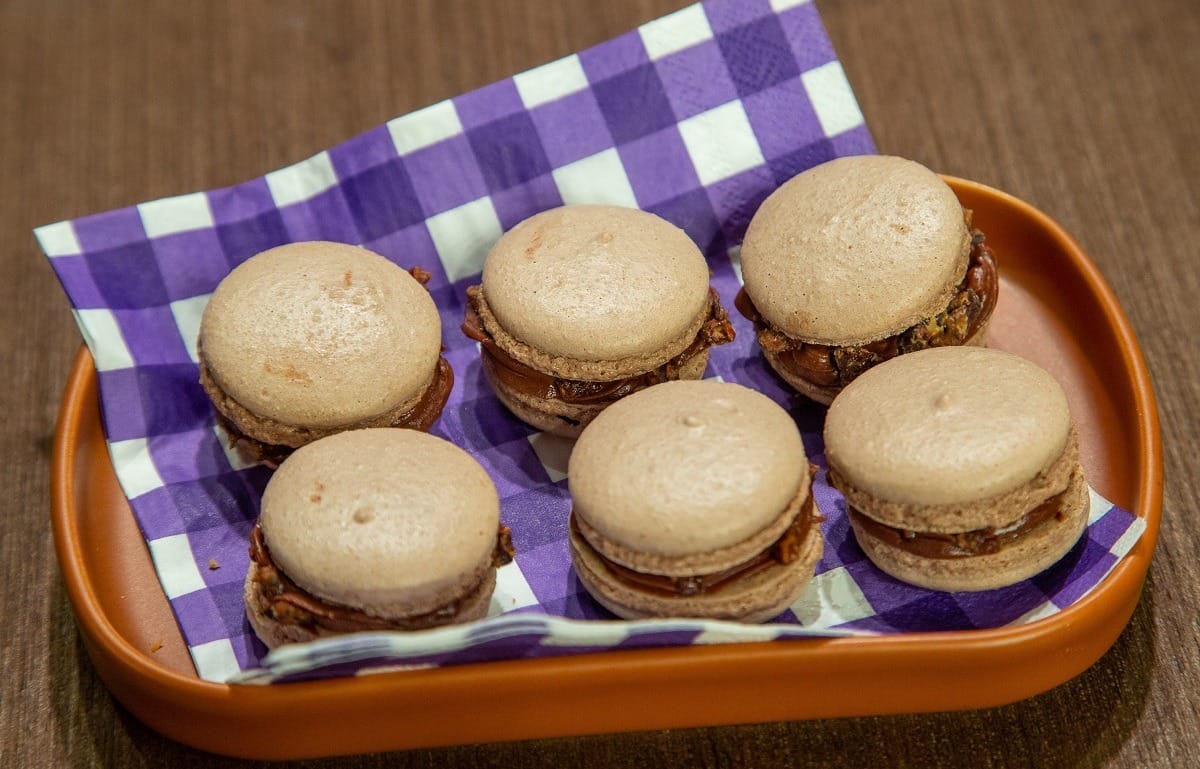 Macaron de chocolate com ganache de laranja e nibs de cacau | Band Receitas