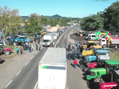 Produtores rurais fecham estradas no Sul em protesto por renegociação de dívidas