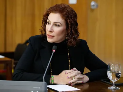 Carla Zambelli virou último troféu para colocar na cadeia, diz advogado