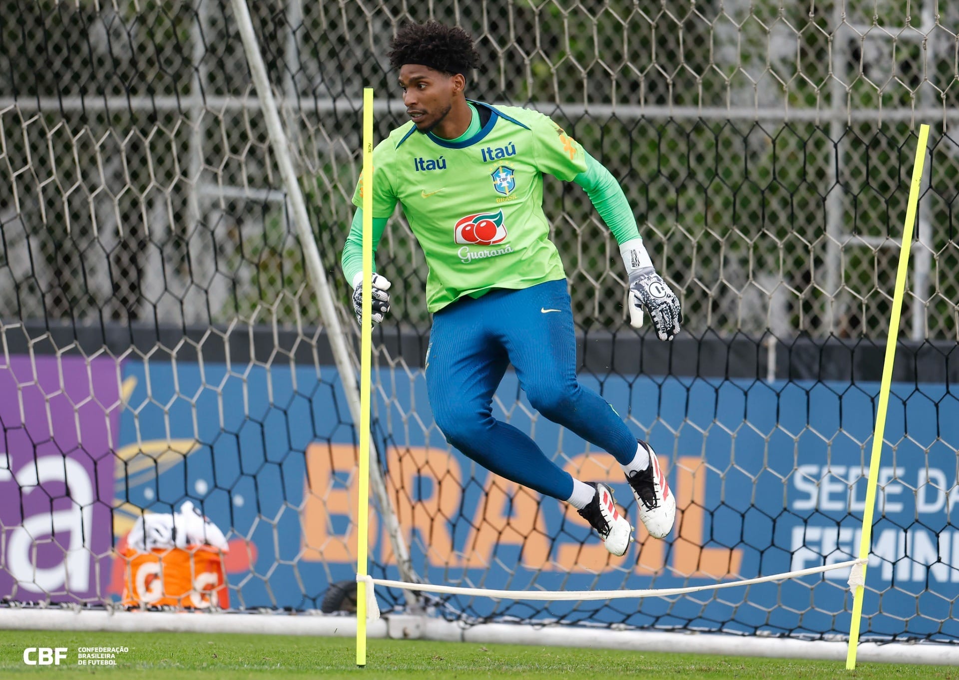 Hugo Souza evita o verde da seleção em post e emociona torcida do Corinthians: 'Sonho de Deus'