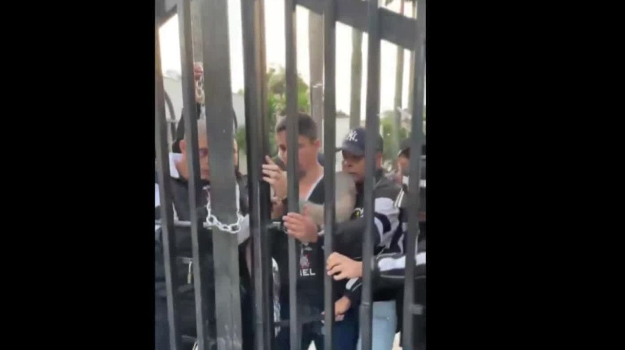 Integrantes de organizadas se fecham dentro do Parque São Jorge, sede do Corinthians (Reprodução)