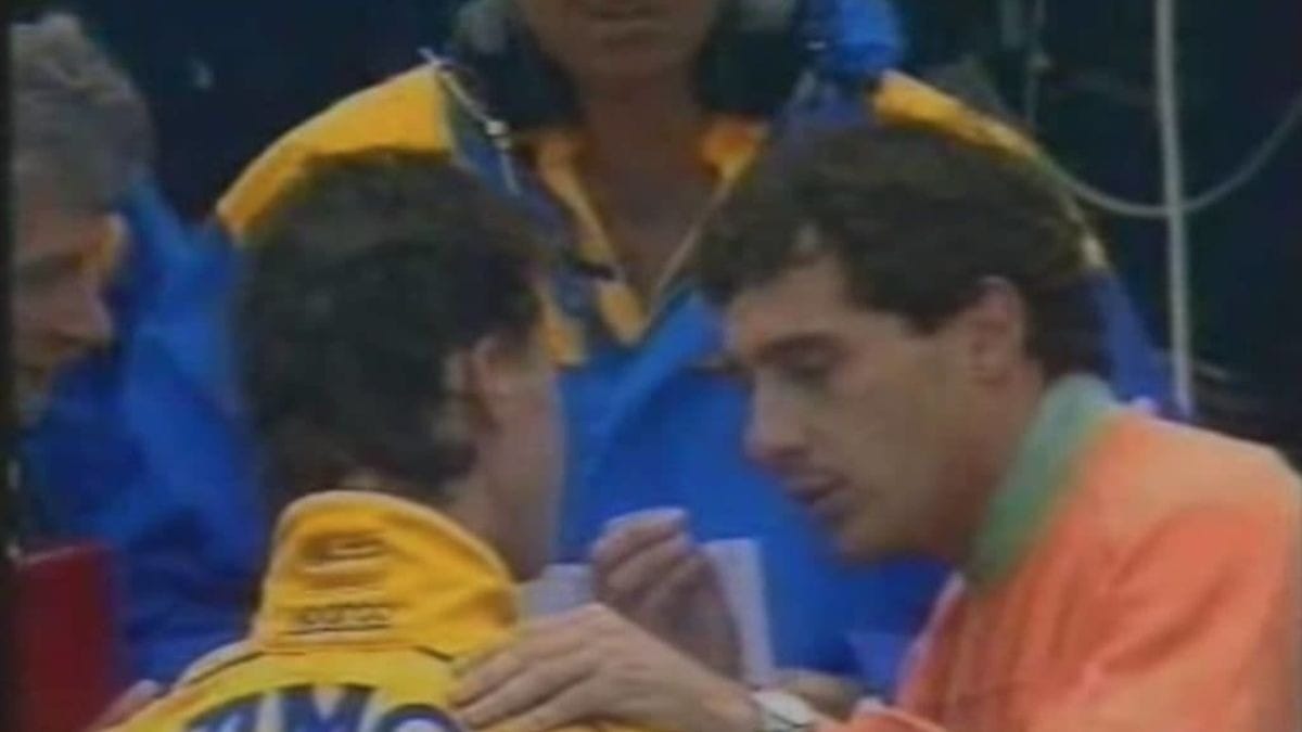 Senna conversa com Schumacher após acidente no GP da França de 1992 - Crédito: Reprodução